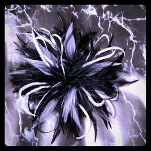 🎀Black/White flower pin🎀